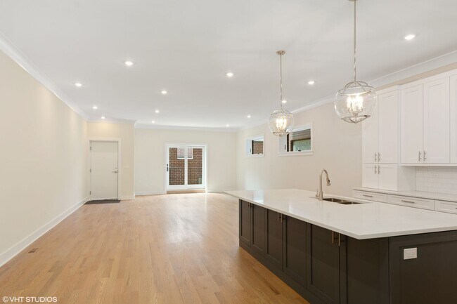 Building Photo - Condo Quality 3,400 SF Duplex Down in Roscoe Village, Pet Friendly Available August 1st