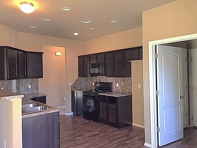 Building Photo - Close to I35 + Great Area close to Shopping