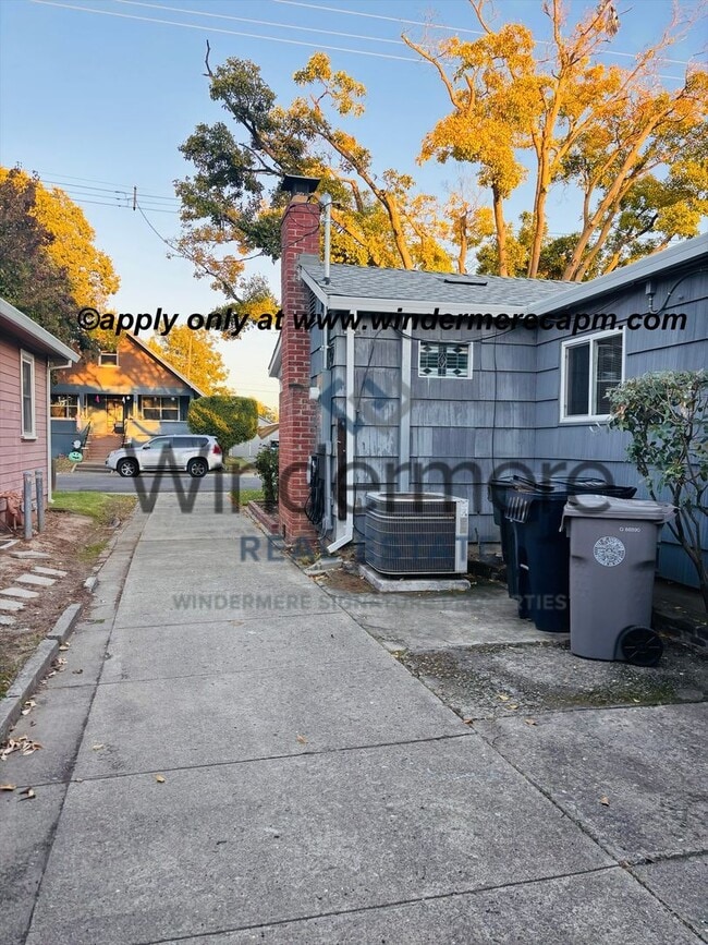 Building Photo - Charming 4 bedroom Home in Tahoe Park w/ EV Charger!!