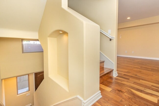 Building Photo - Beautiful 3 br/3.5ba Townhome in Pacific Beach Just Blocks to Crown Point Shores!