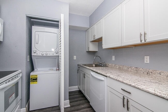 Building Photo - Newly Renovated and Remodeled - 2 Bedroom ...