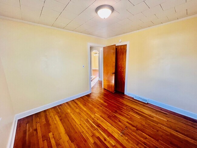 Building Photo - 2 bed with Large Garage