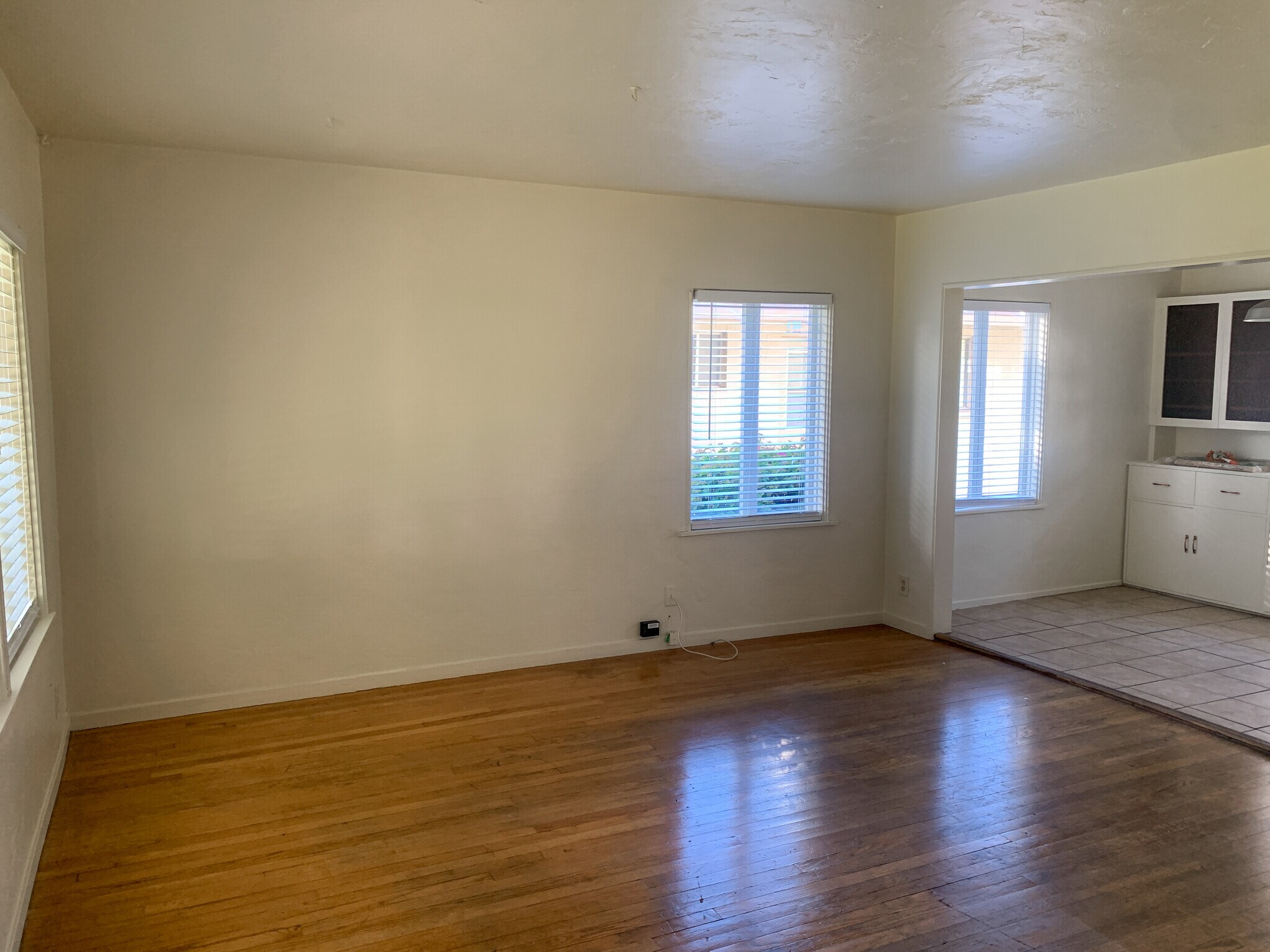 Building Photo - 832 S Maple Ave