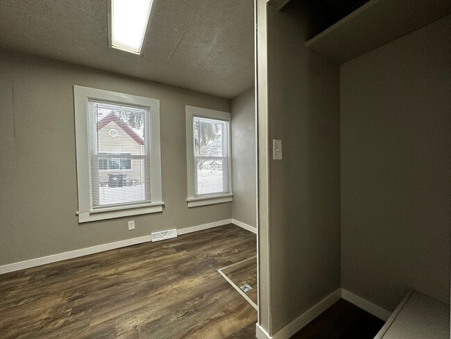 Building Photo - Recently Renovated 3 Bedroom 1 Bath Single...
