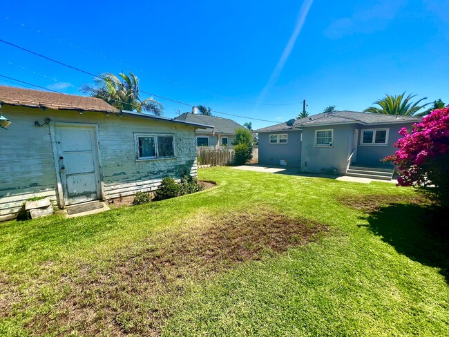 Building Photo - Walk to Beach, Garage, Yard, Hardwood Floo...