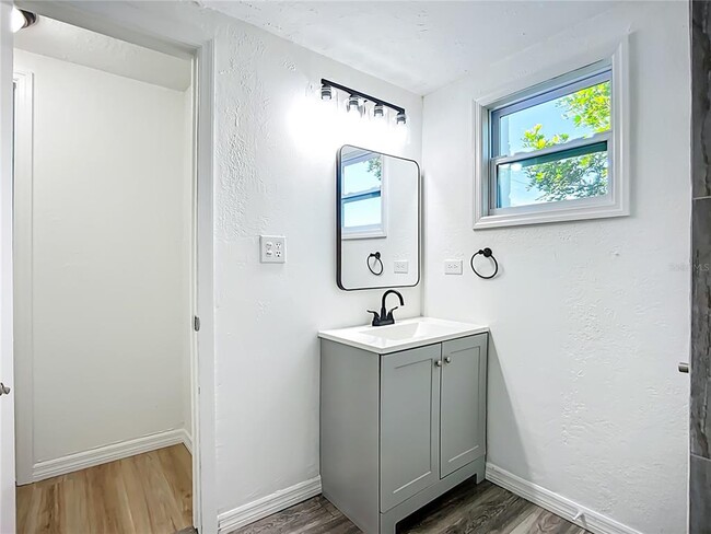 Building Photo - 317 Jessica St S