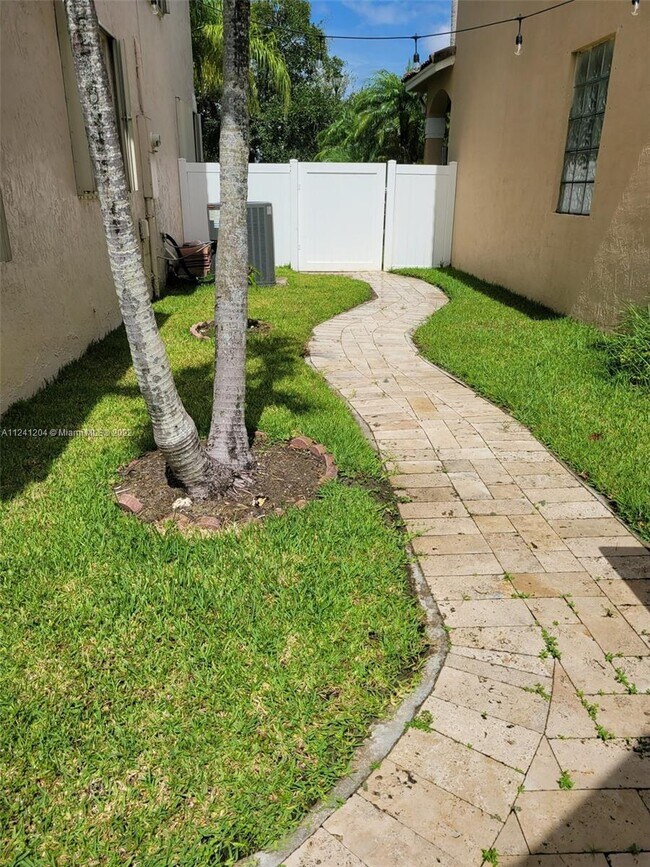 Building Photo - 803 SW 118th Ave