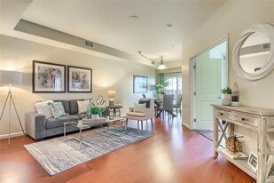 Building Photo - 925 N Lincoln St