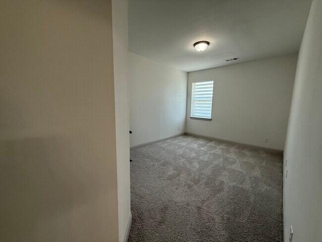 Building Photo - 620 Courtyard Ln