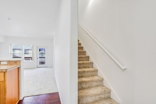 Building Photo - 3 bed, 3.5 bath townhouse in McKenzie Ridg...