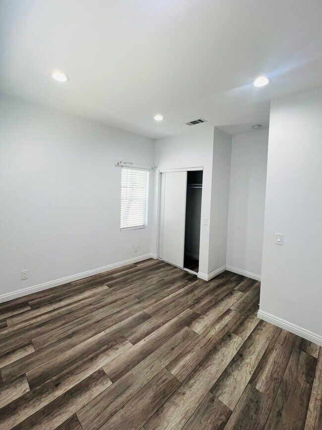 Building Photo - 1830 W Bernardy Pl