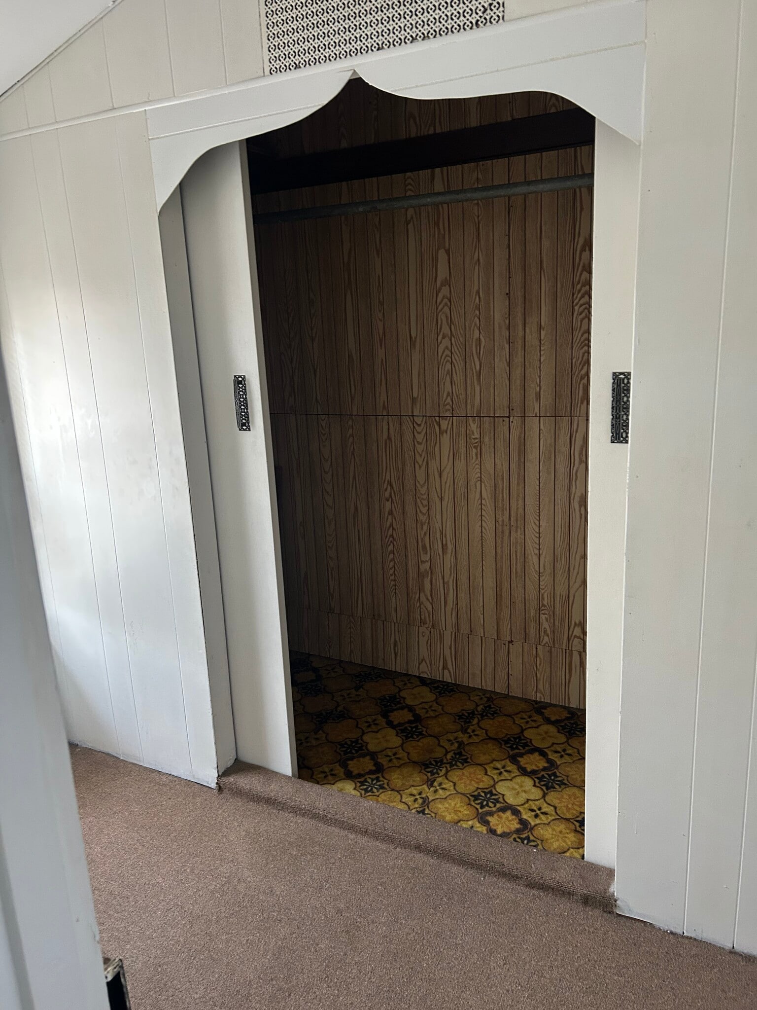 Building Photo - 604 E 5th St