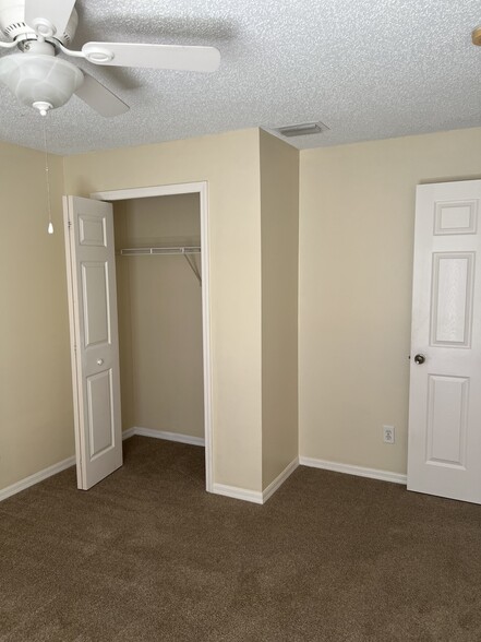 Building Photo - 833 Lake George Dr