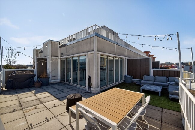 Building Photo - Modern 2BR Condo with Parking Included in Columbia Heights. Walkable Location!