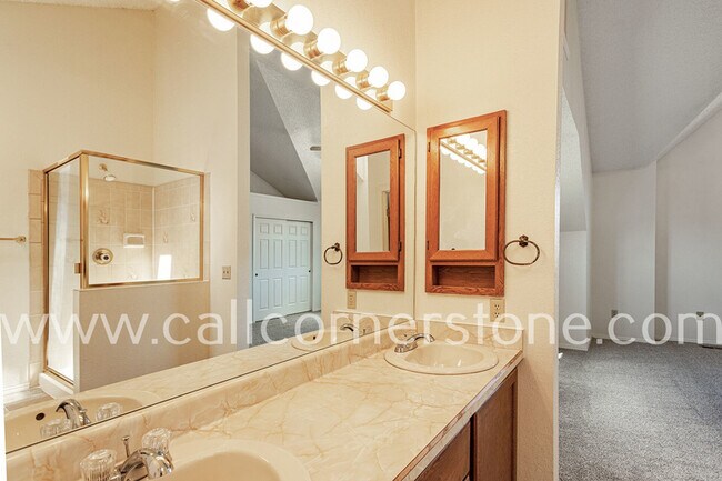 Building Photo - 940 Royal Crown Ln