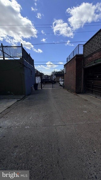 Building Photo - 2148 S Lambert St