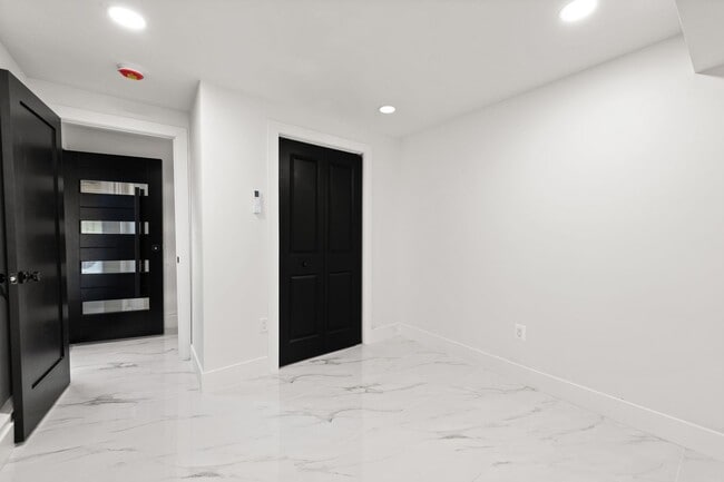 Building Photo - DC1026