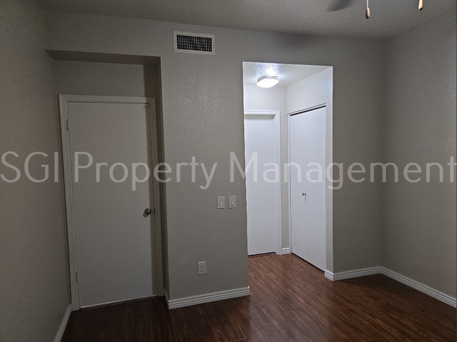 Building Photo - Highly upgraded property close to communit...