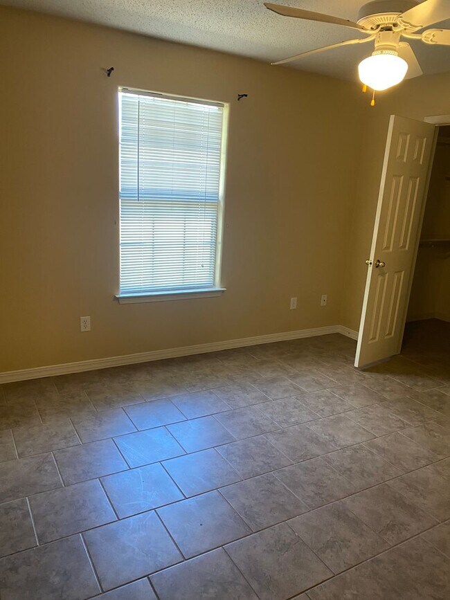 Building Photo - Contact Peggy 501 676 1758