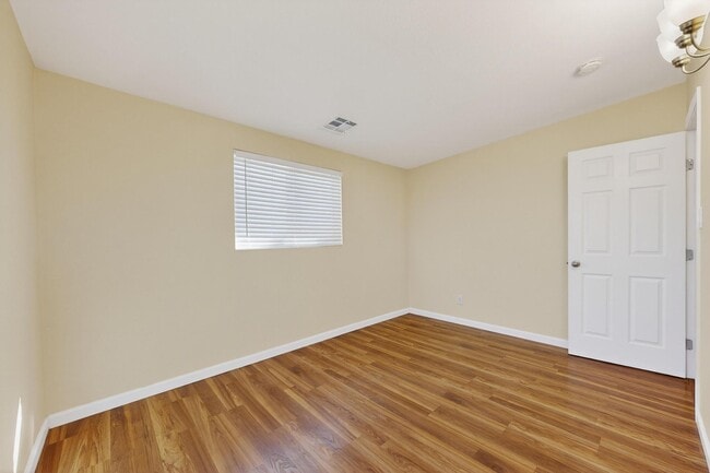 Building Photo - 1237 Pitt St NE