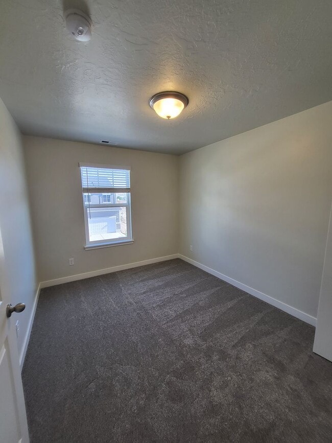 Building Photo - 3 Bedroom Townhome