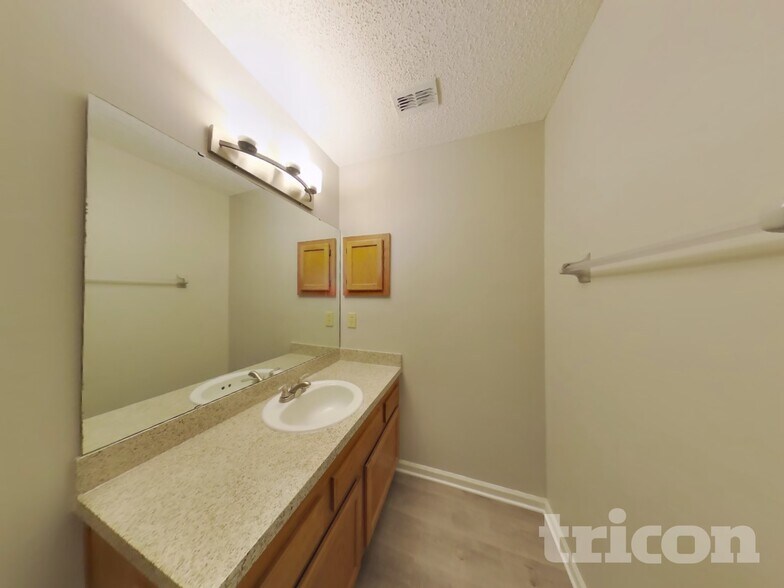 Building Photo - 8256 Creek Hollow Ct