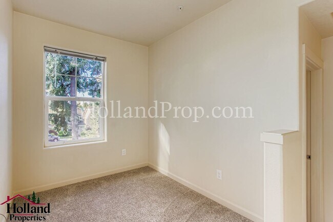 Building Photo - Lovely 3-Level Townhouse in great Hillsbor...