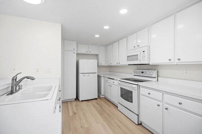 Building Photo - Prime Irvine Living: Bright End Unit Steps from Pool & Parks