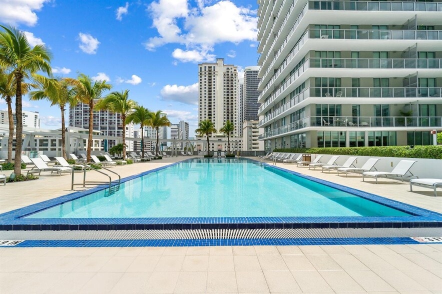 Building Photo - 1111 SW 1st Ave