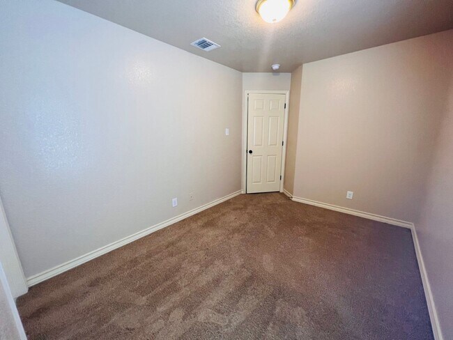 Building Photo - 5105 Flipper Dr