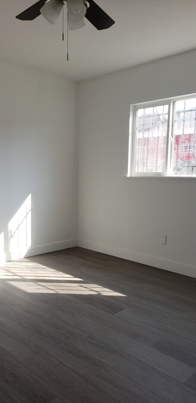 Building Photo - 138 W 99th St
