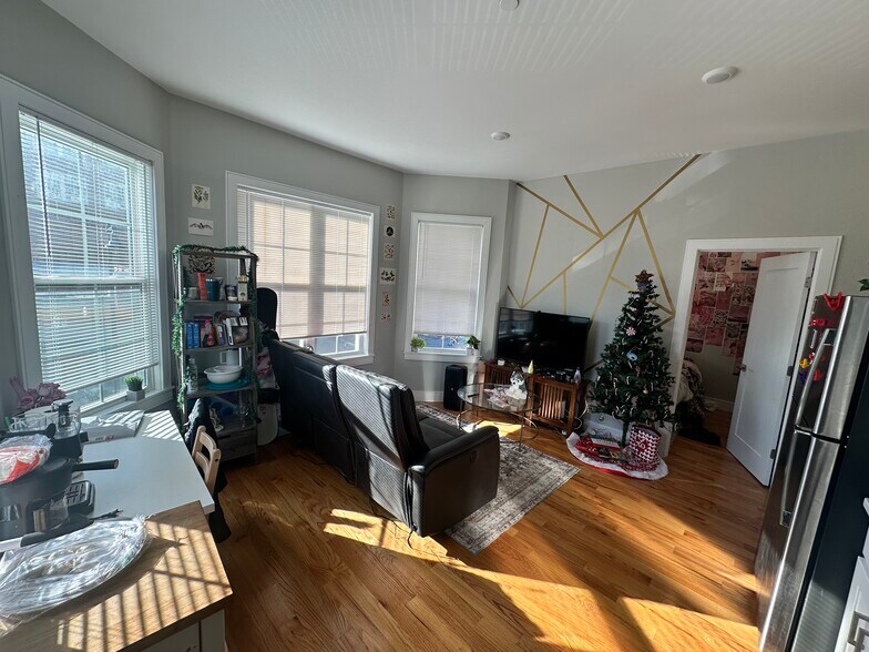 Building Photo - 1621 Tremont St