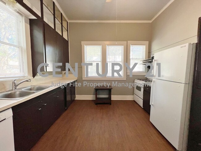 Building Photo - Spacious 3/2 Within Walking Distance of UN...