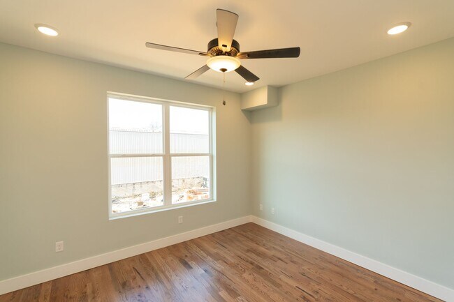 Building Photo - Modern 4 Bedroom Townhome in Southside Chattanooga