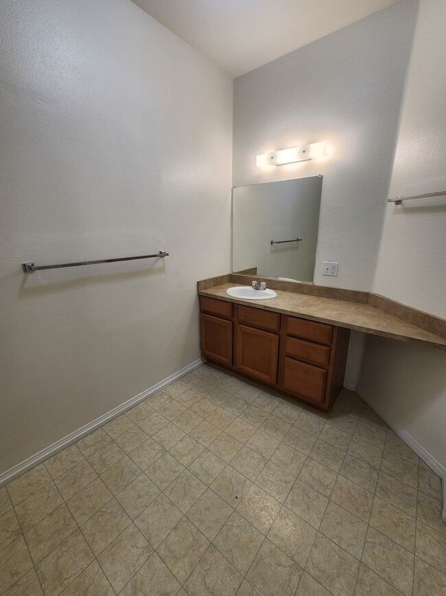 Building Photo - Comfortable One Bed, One Bath Apartment- W...