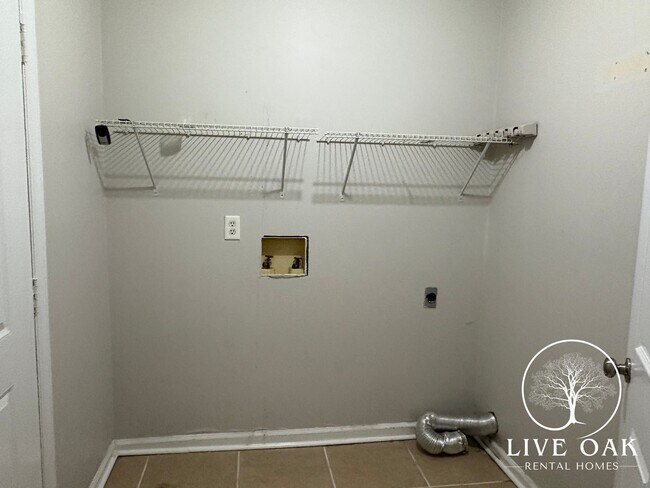 Building Photo - MOVE-IN SPECIAL: $500 OFF 1st MONTH'S RENT!**