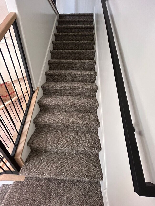 Building Photo - Freshly Updated Townhome with Walk-In Clos...