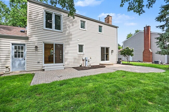 Building Photo - 1120 Summit Hills Ln