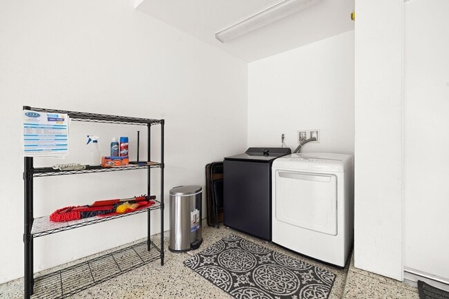 Building Photo - 1201 Surrey Ln