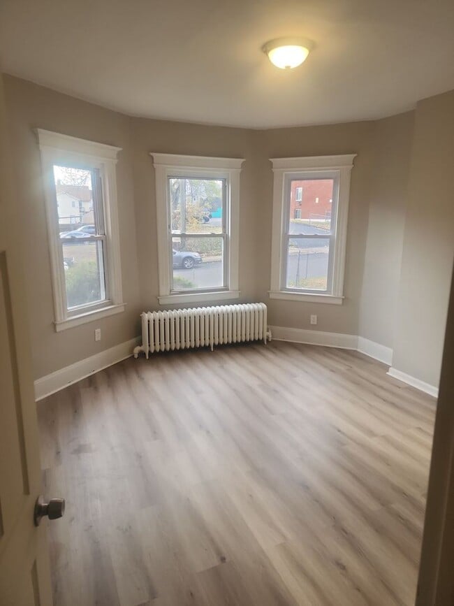 Building Photo - 93 Maple Ave