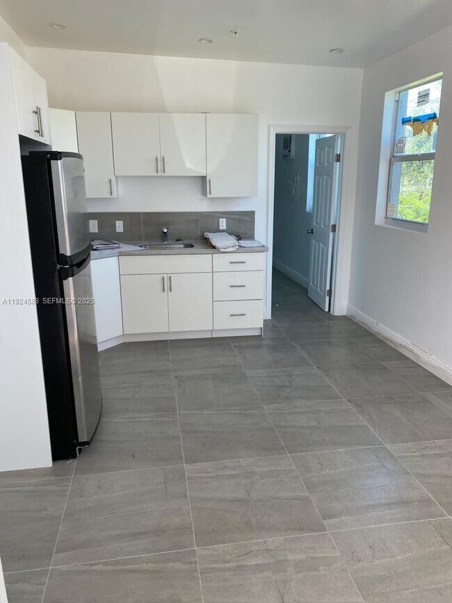 Building Photo - 4023 SW 19th St