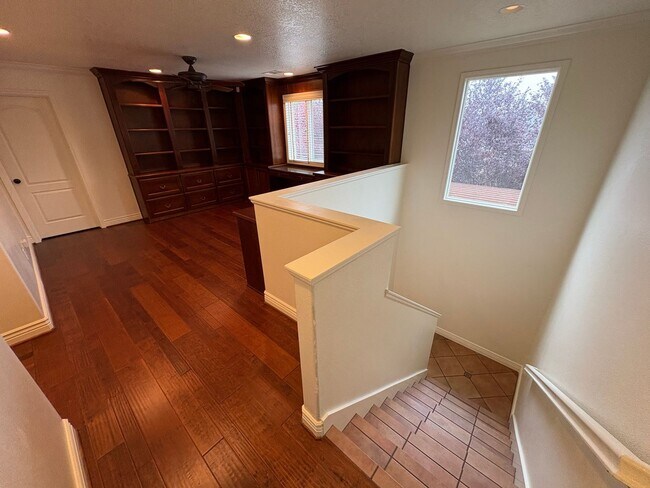 Building Photo - Two story home in NW Visalia Rent Ready!