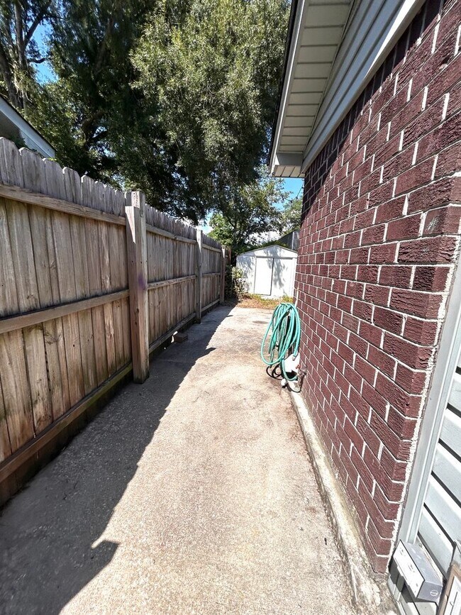 Building Photo - Charming 2 Bedroom Duplex in Ladson