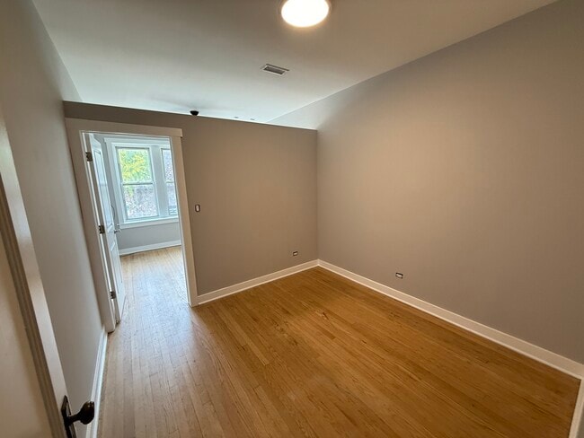 Building Photo - 5705 N Clark St