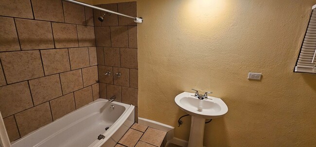 Building Photo - Cozy 2 bed 1 bath