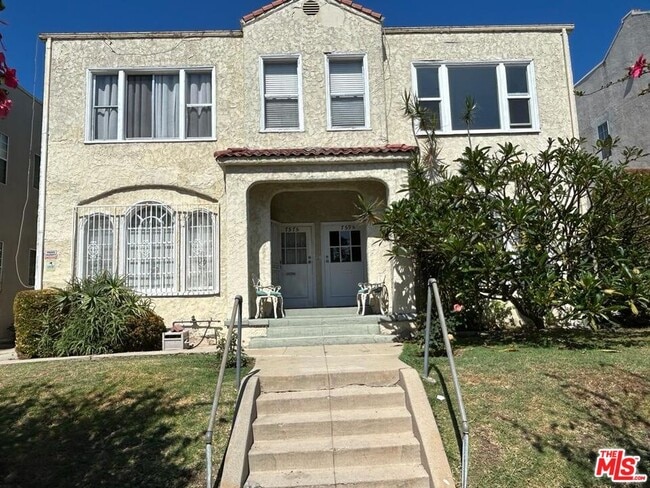 Building Photo - 759 1/2 N Ridgewood Pl