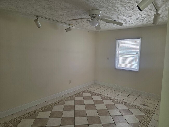 Building Photo - 4 Bedroom house with bonus room and large yard.