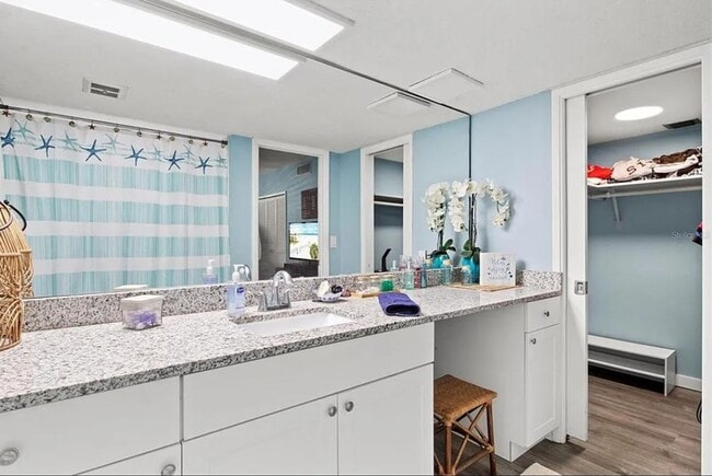 Building Photo - Annual OR Seasonal turnkey FURNISHED 2/2 ground floor condo with golf course and water views