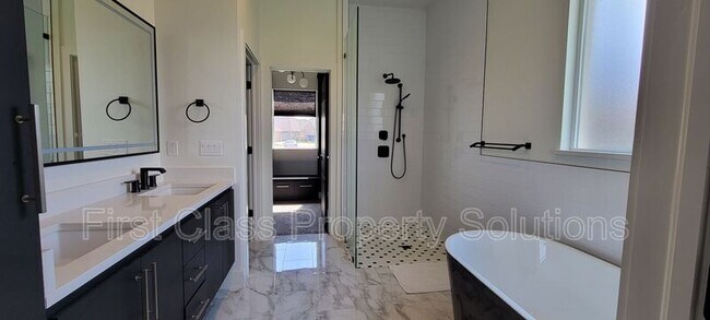 Building Photo - 5001 SW 128th Ct