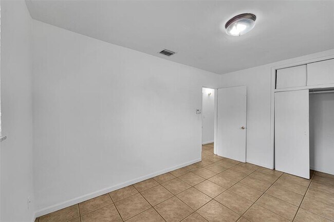 Building Photo - 2230 Havana Dr